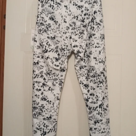 Black and White Patterned Leggings - Picture 5 of 5